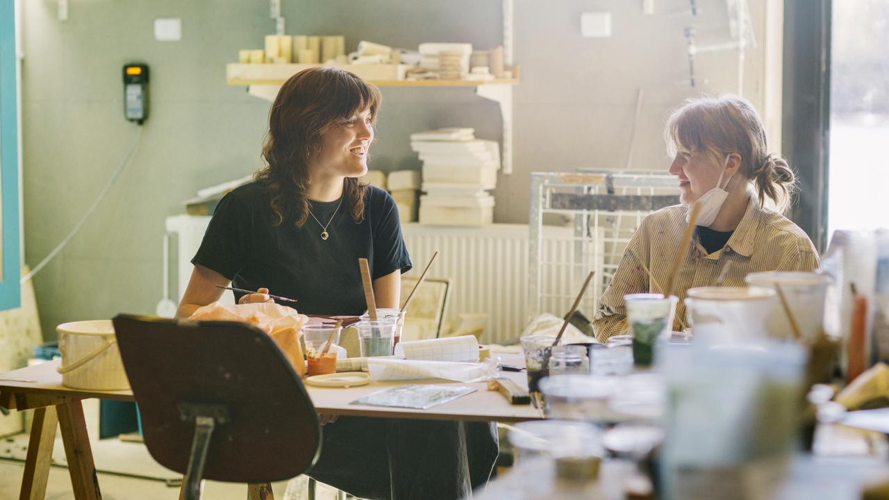 två studenter i kreativ process på konsthögskolan