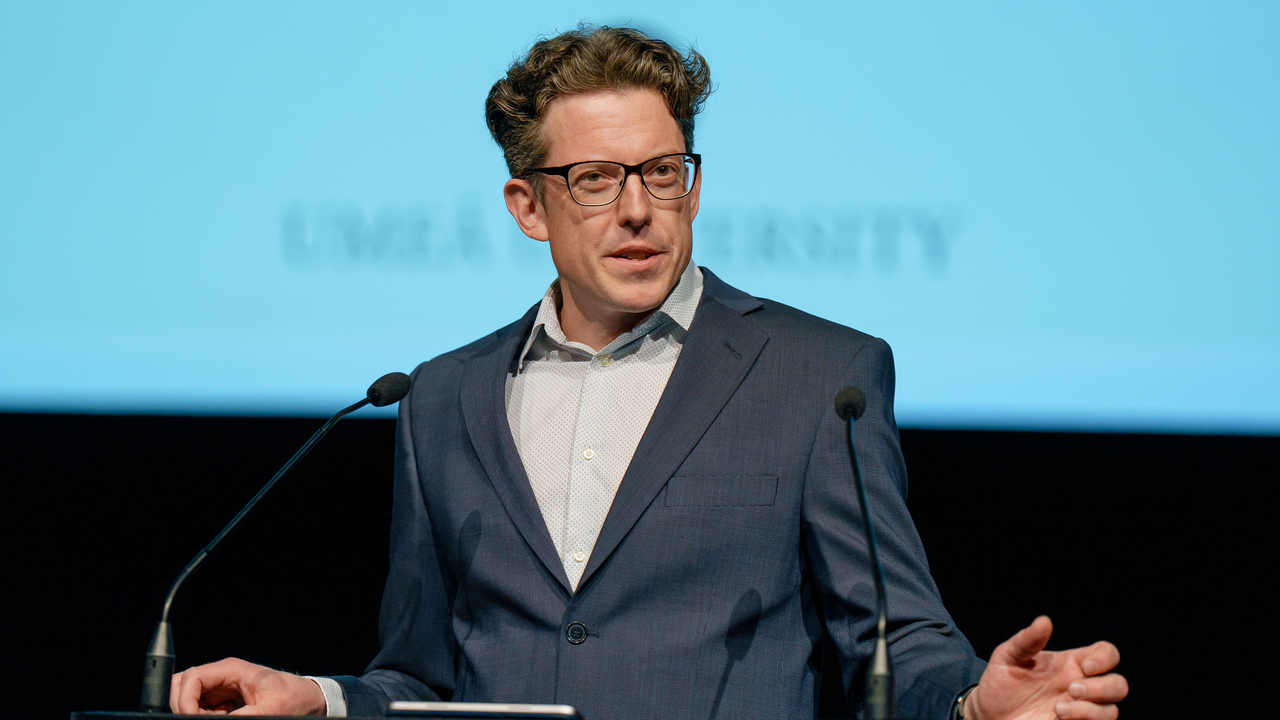 Kalle Grill, docent i filosofi och universitetslektor vid Umeå Universitet, var årets alumntalare.