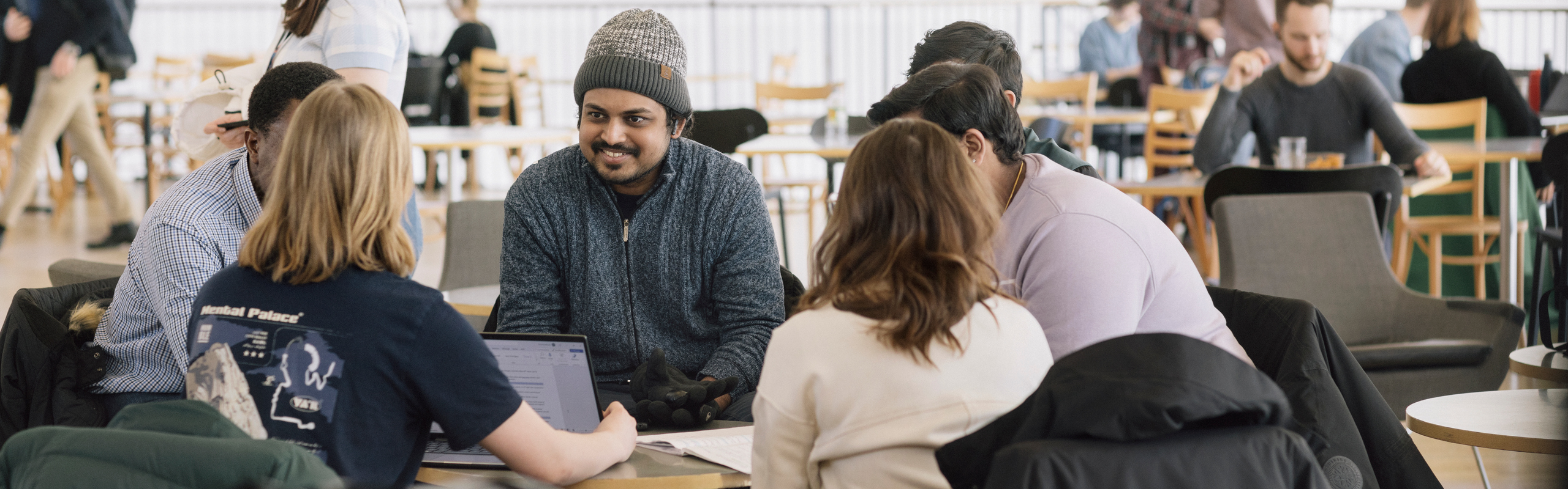 Internationella studenter som pratar i caféet i Lindellhallen