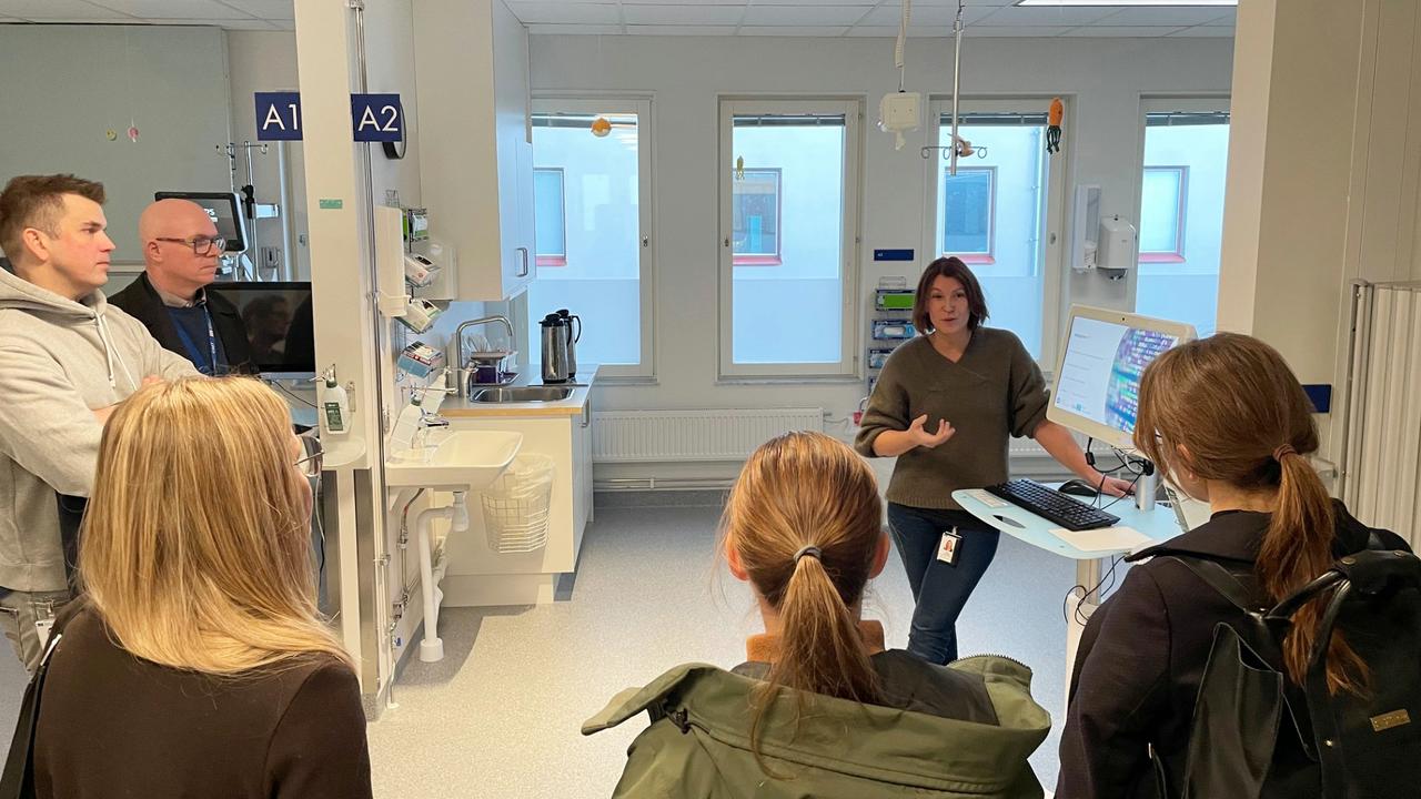 Personer på besök på en vårdavdelning