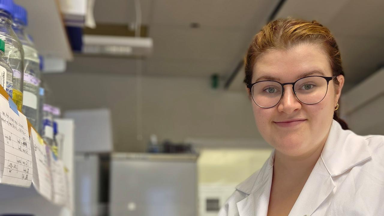 Monique Johnson som är postdok hos Ellen Bushell använder en pipett i labbmiljö.