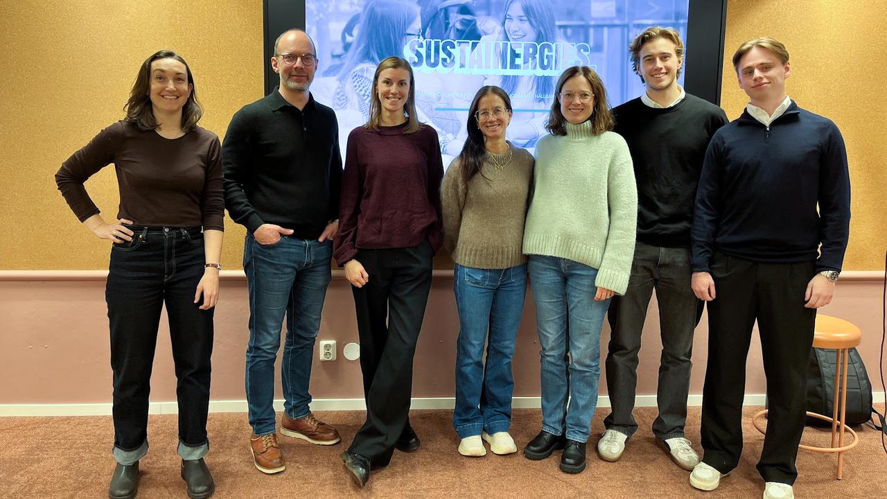 Personer framför skärm