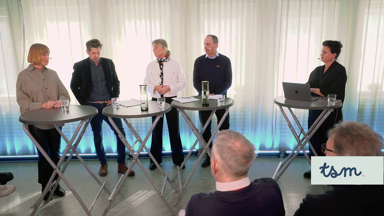 En grupp människor som står runt ett bord.