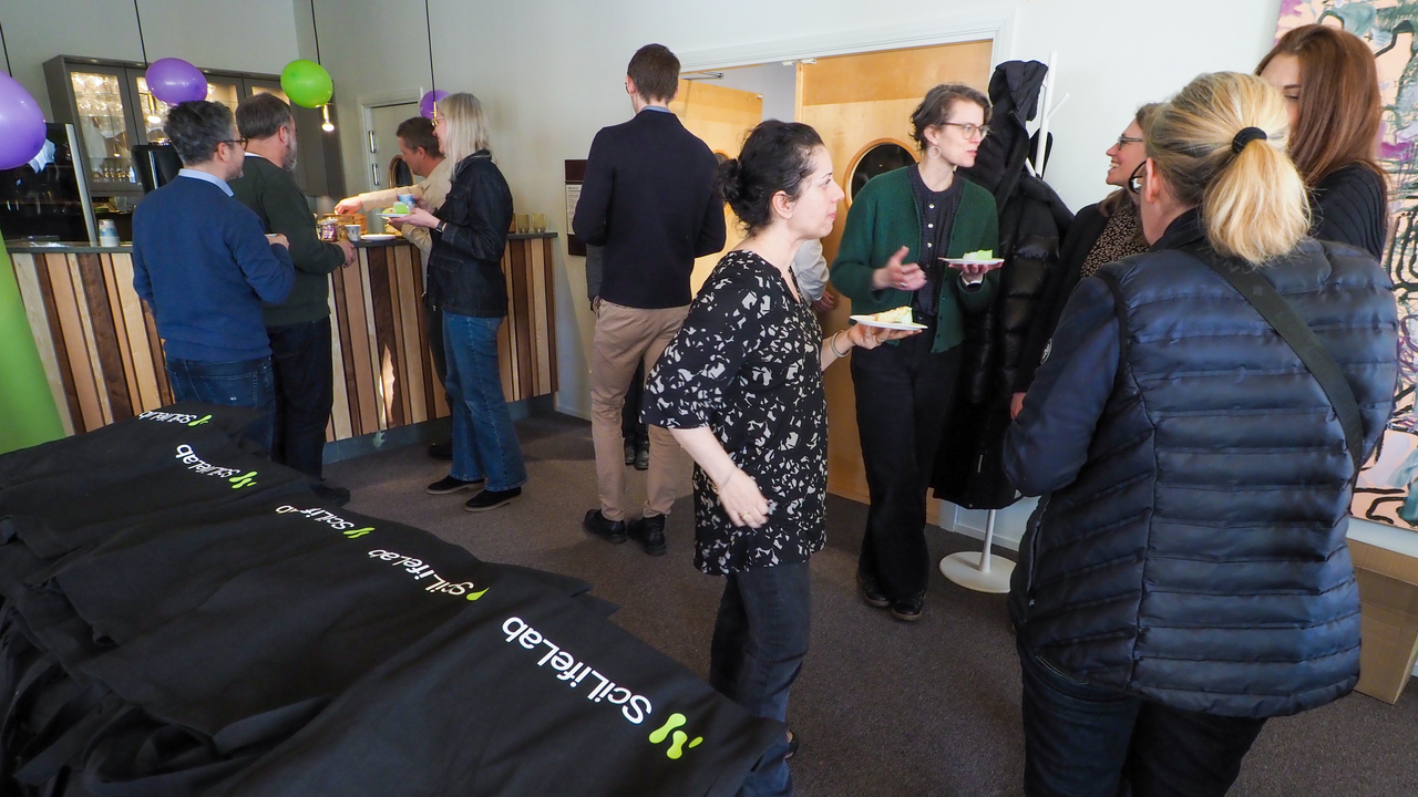 SciLifeLab Umeås nya gruppledare träffas över tårta för att samtala om gemensamma forskningsintressen.