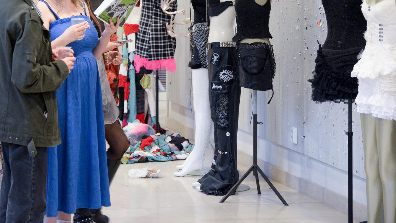 En grupp människor som står framför skyltdockor.