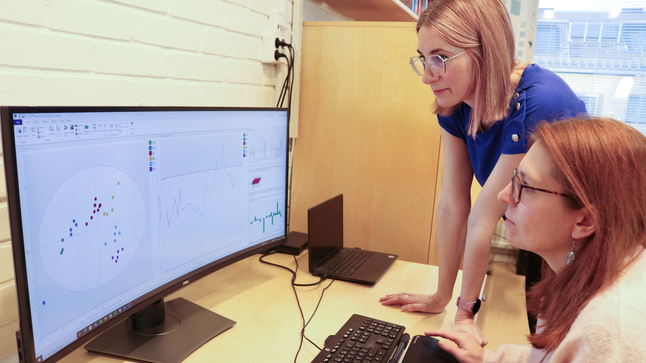 Dr. Kate Bennett (CASP) and Dr. Ilona Dudka (Swedish NMR Centre), combining expertise and working together as part of the Computational Metabolomics Group, SciLifeLab.