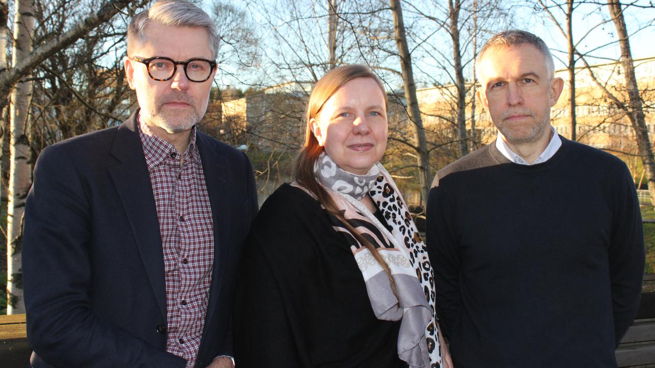 Andrei Chabes, Carina Keskitalo och Christer Nordlund framför träd på Campus Umeå