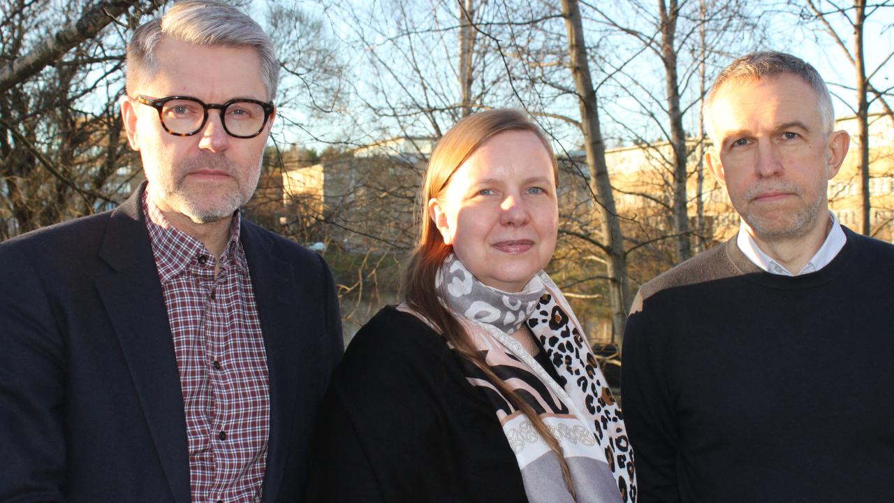 Poddeltagare framför björkar på Campus Umeå