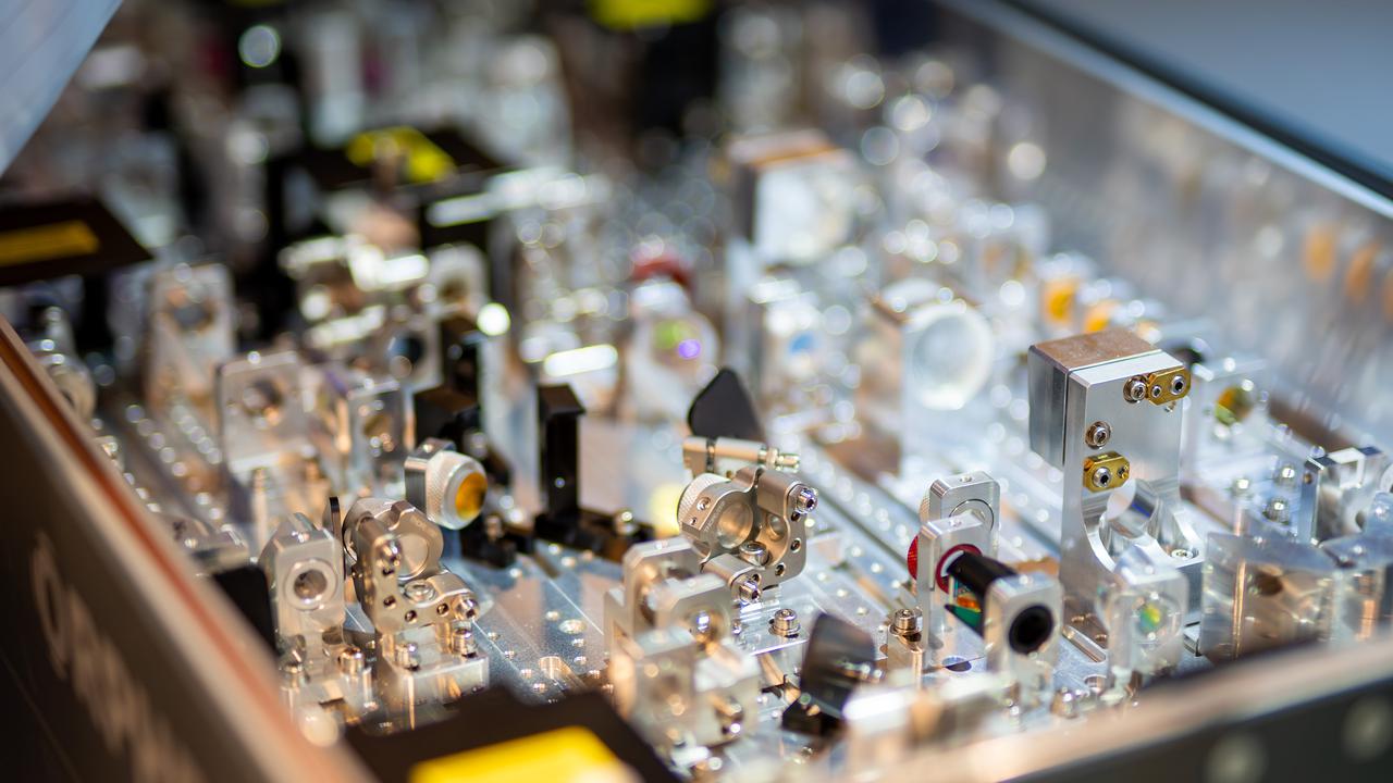 Närbild på laserutrustning.