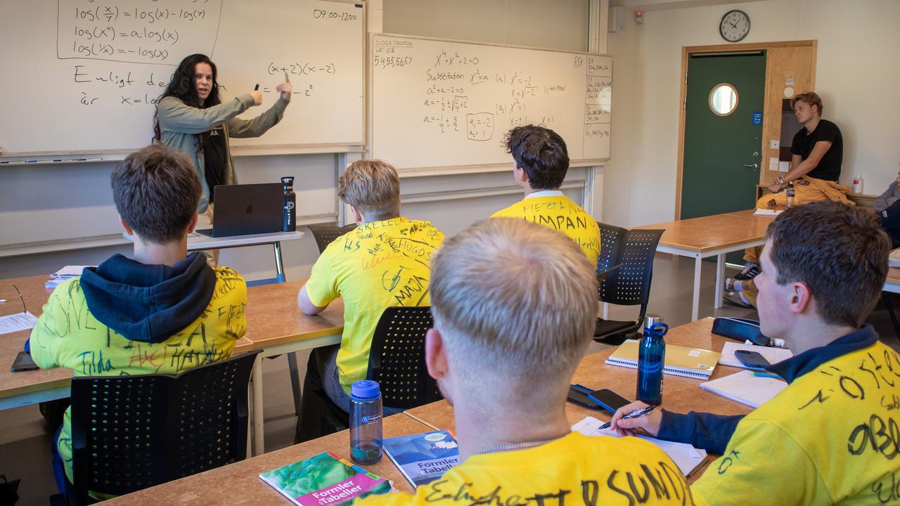 BIld på Olow Sande som håller lektion för ingenjörsstudenter i gula t-tröjor.