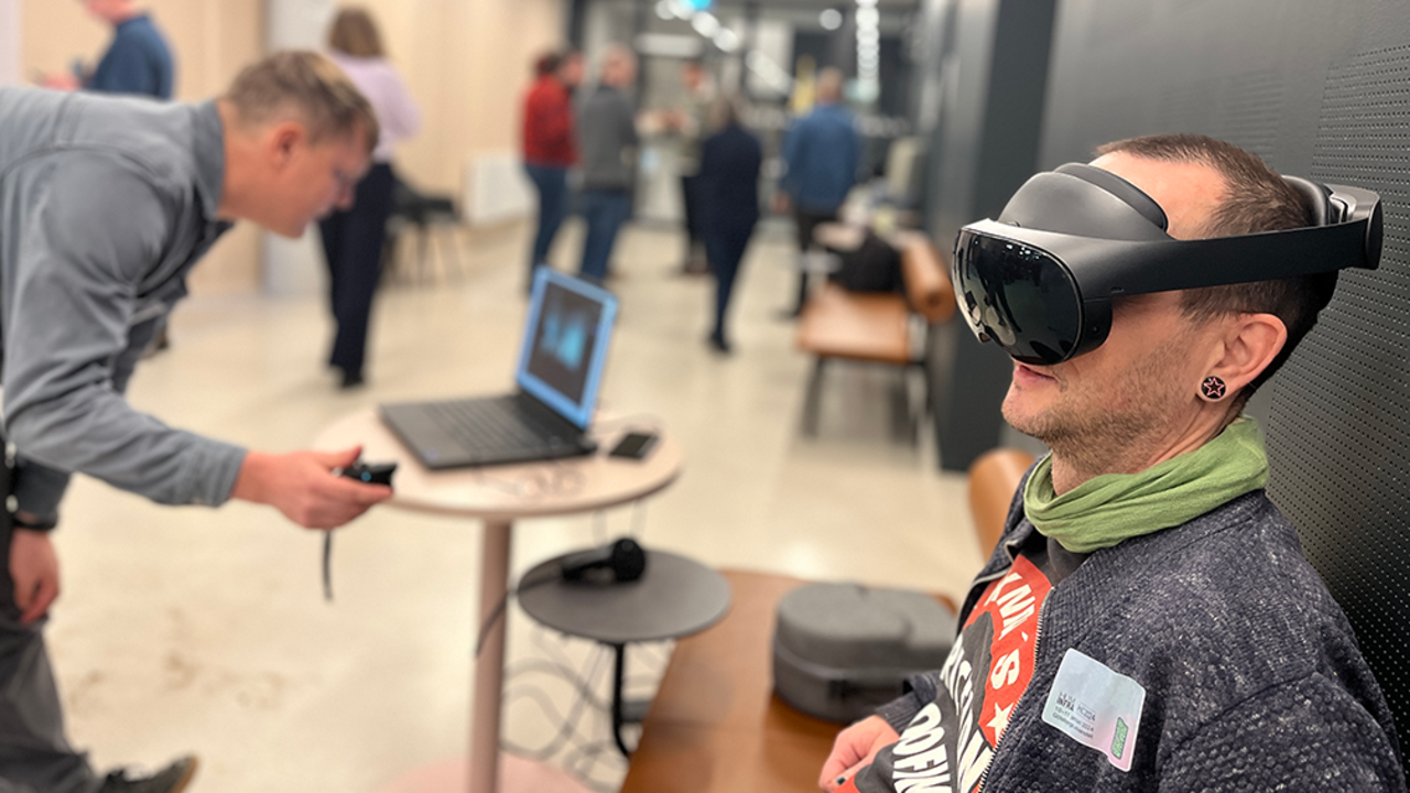 Person sitter med VR-glasögon