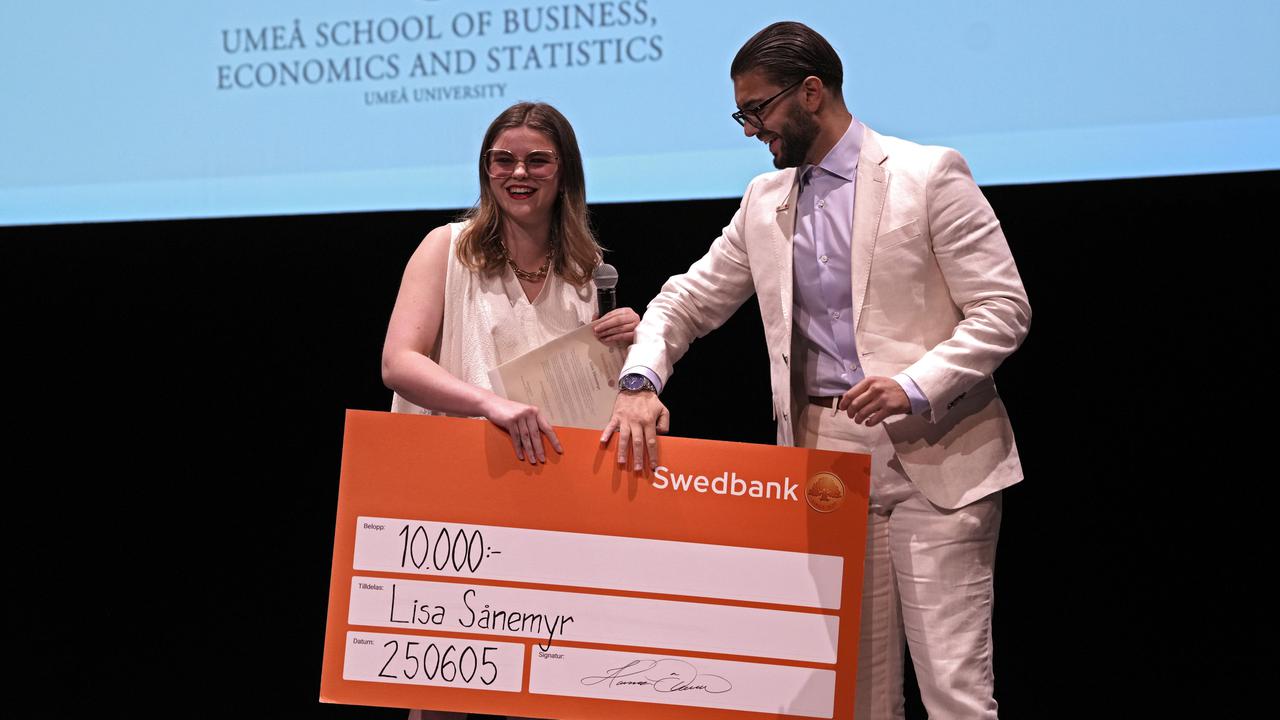 En man och en kvinna håller i en stor check.