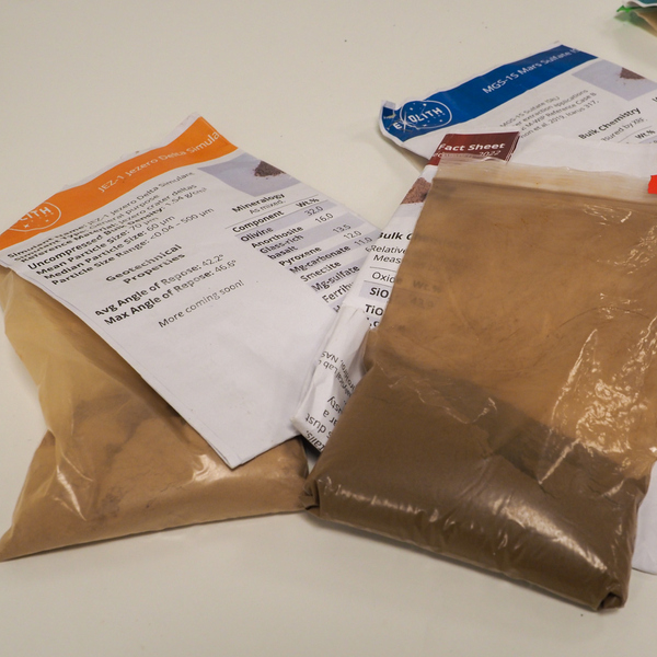 Regolith mixture based in the geochemical composition of Mars, which Alef dos Santos uses for his simulated Mars experiments.Regolitblandning baserad på Mars geokemiska sammansättning, som Alef dos Santos använder för sina simulerade Marsexperiment.