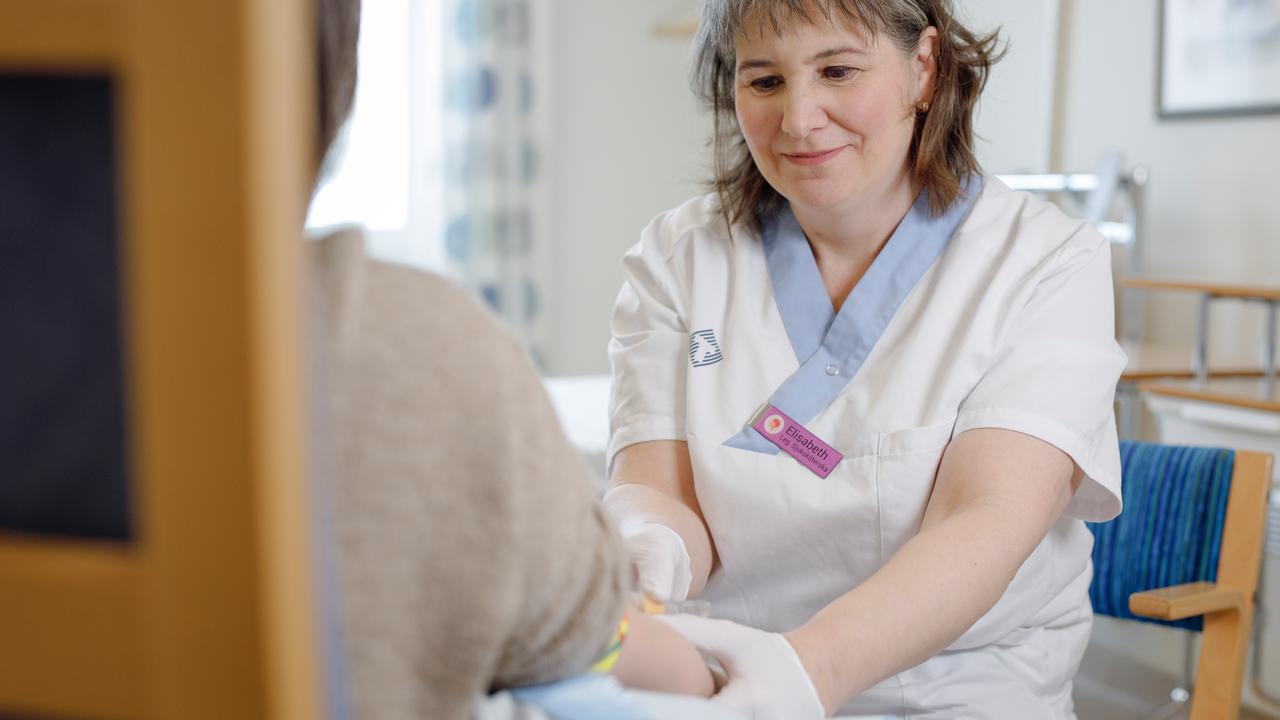  Forskningssjuksköterskan och studiekoordinatorn Elisabeth Müller Granberg i färd med att ta ett blodprov.