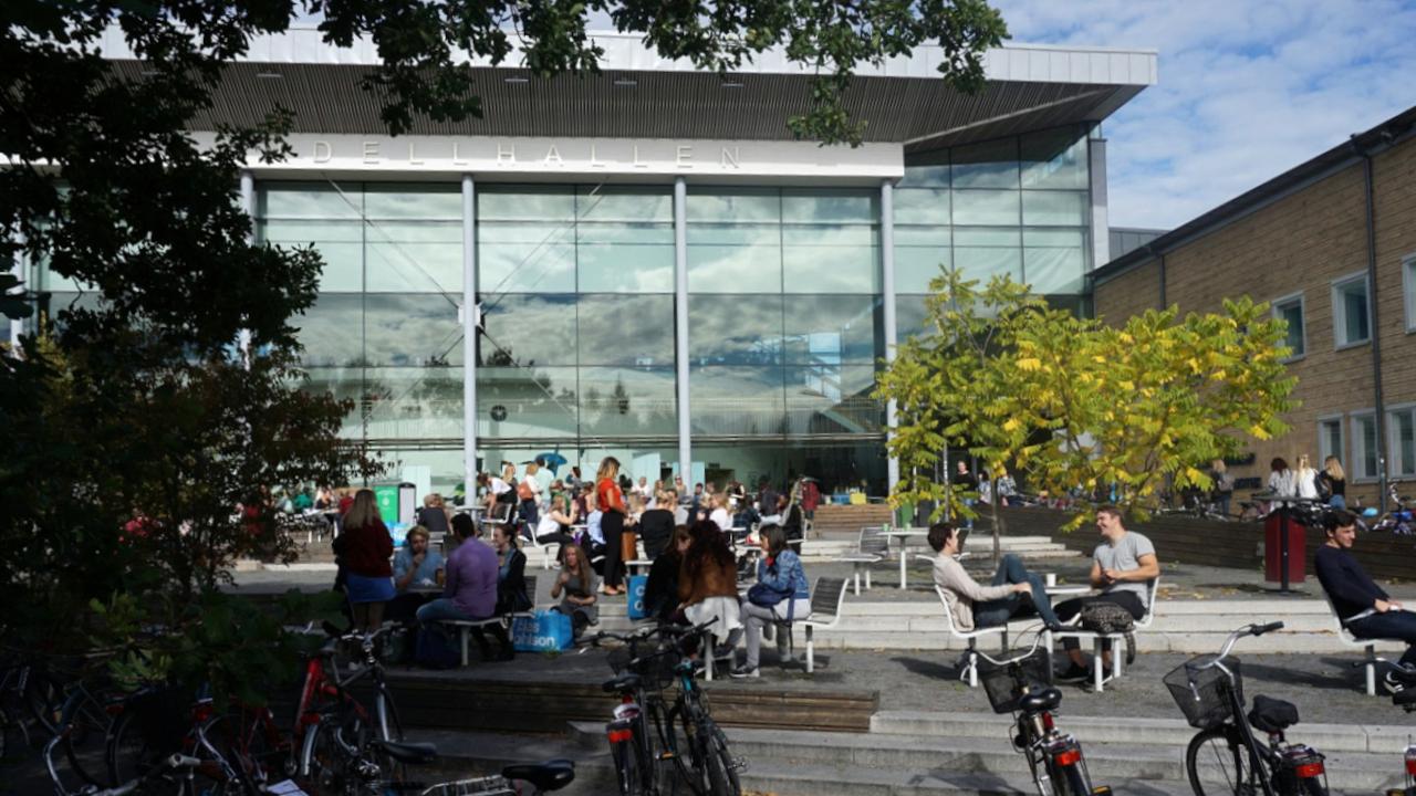 En grupp människor som sitter utanför en byggnad.