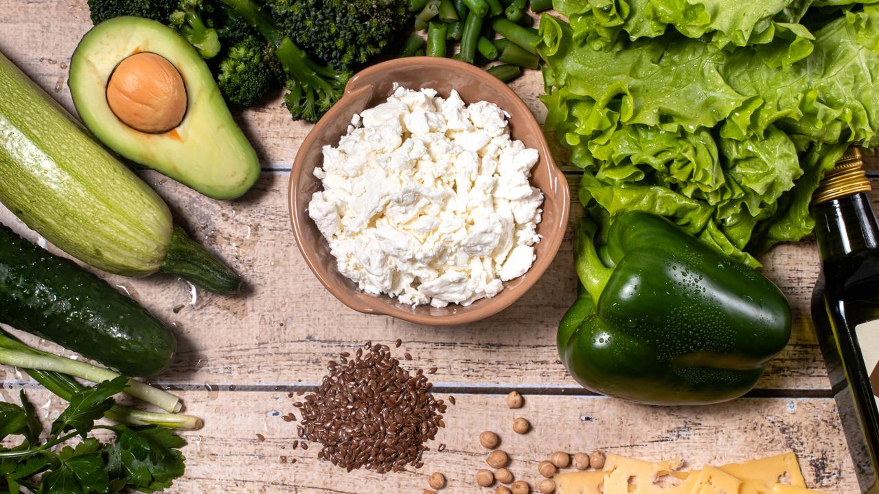 Nyttiga råvaror i form av grönsaker, baljväxter, olivolja och ost på ett bort.