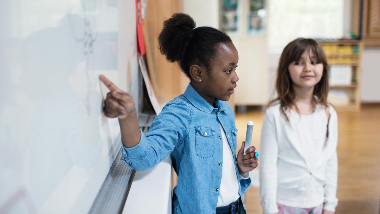 Lågstadiebarn redovisar vid whiteboard.