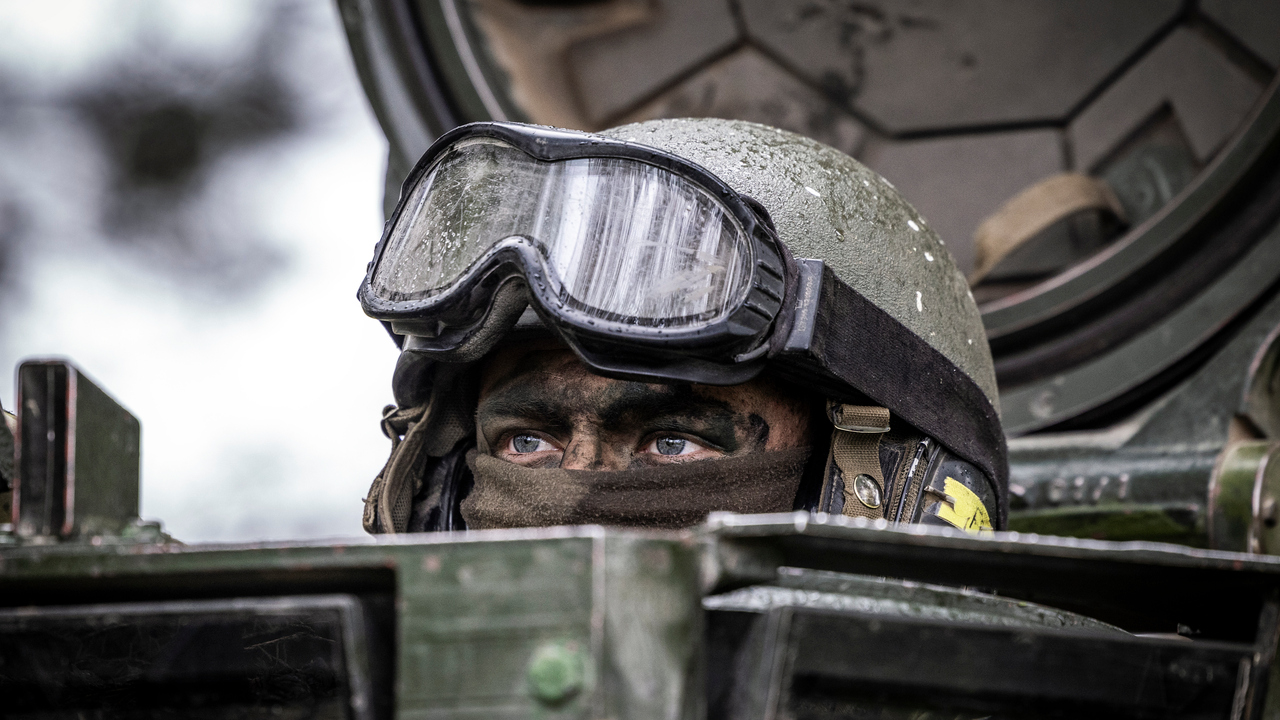 Soldat från Gotlands regemente, P 18 uppluckad i Stridsfordon 90 under övning Baltops.