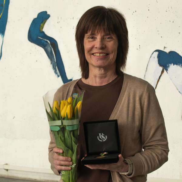 Görel Granström håller i en bukett gula blommor.