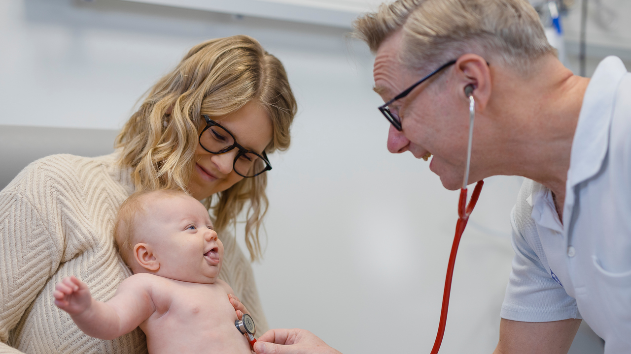 Forskaren och läkaren Magnus Domellöf lyssnar på hjärtat på en bebis.