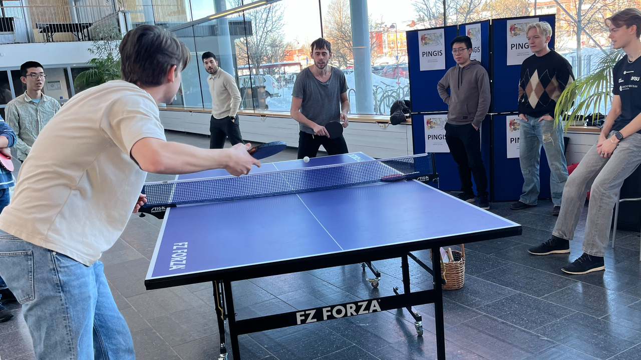 Människor som spelar bordtennis