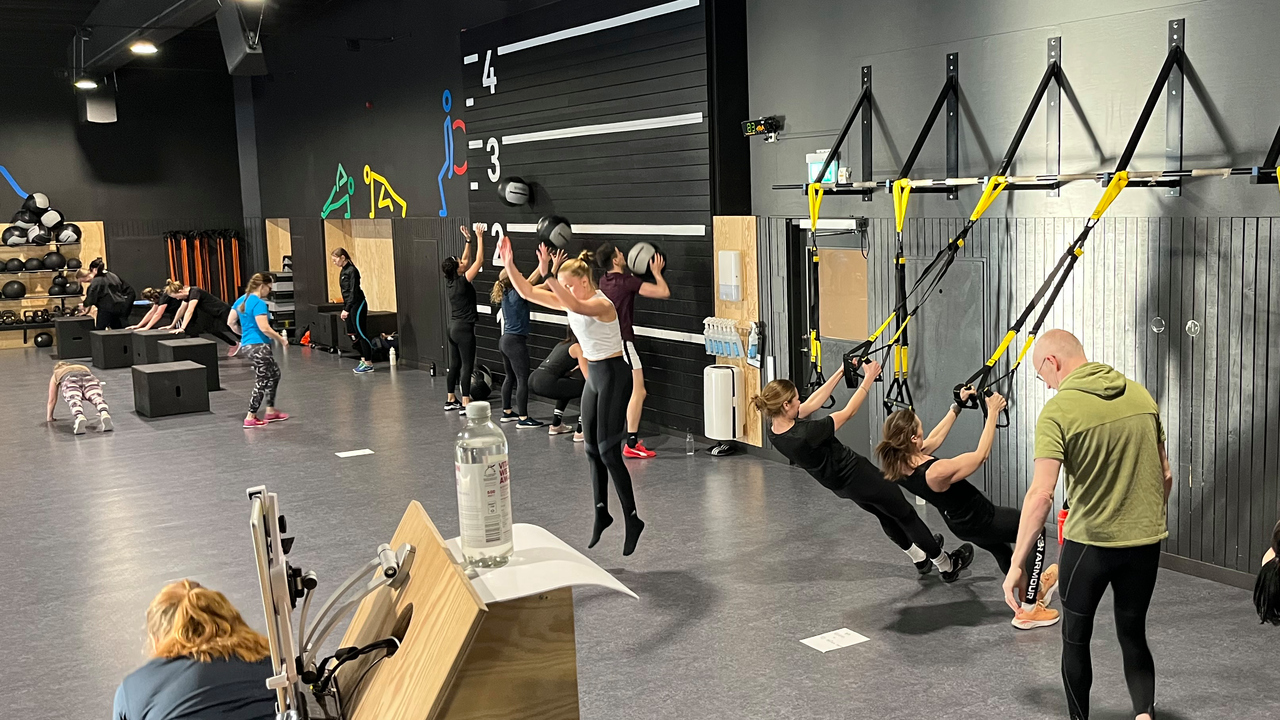 En grupp människor tränar funktionell träning