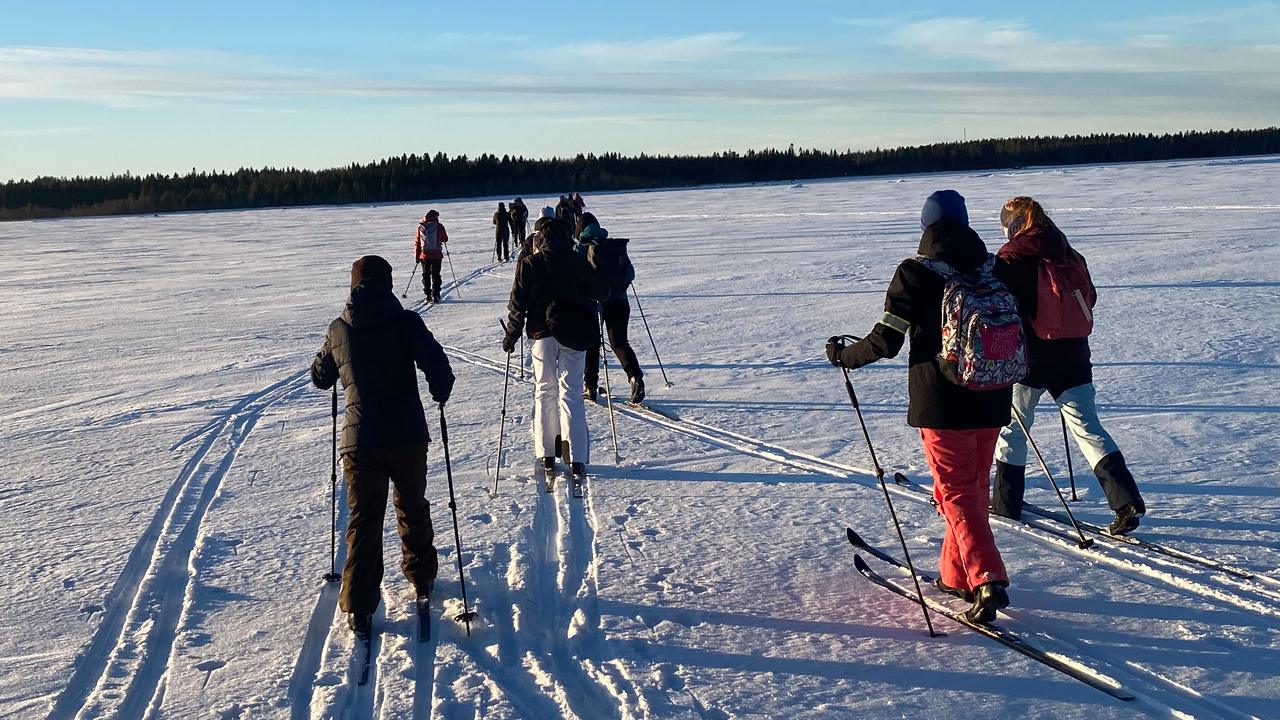 Människor åker skidor på havet