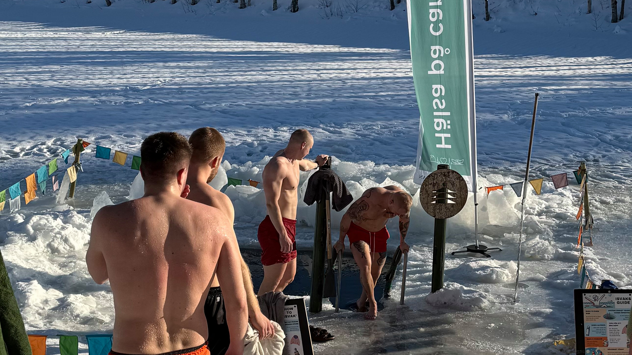 Personer badar isvak