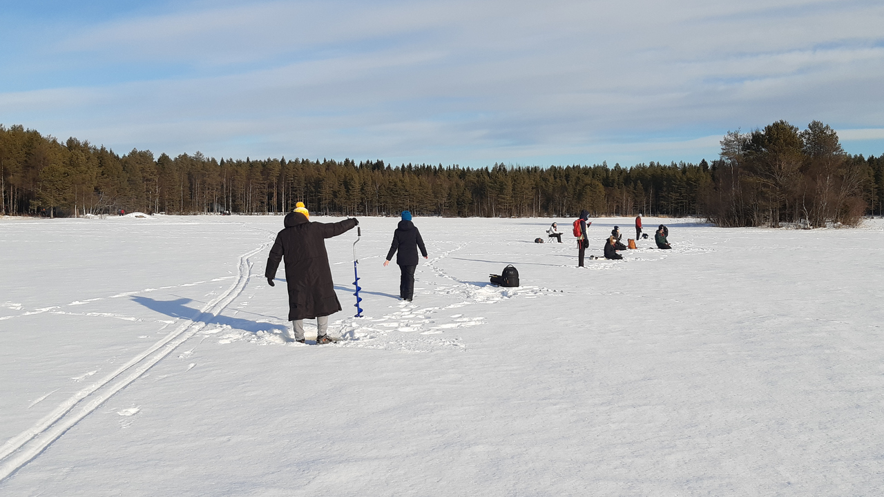 Människor som pimplar på en sjö