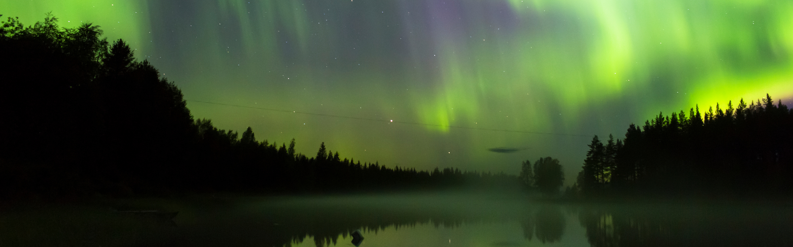 Norrsken som speglas i älven.