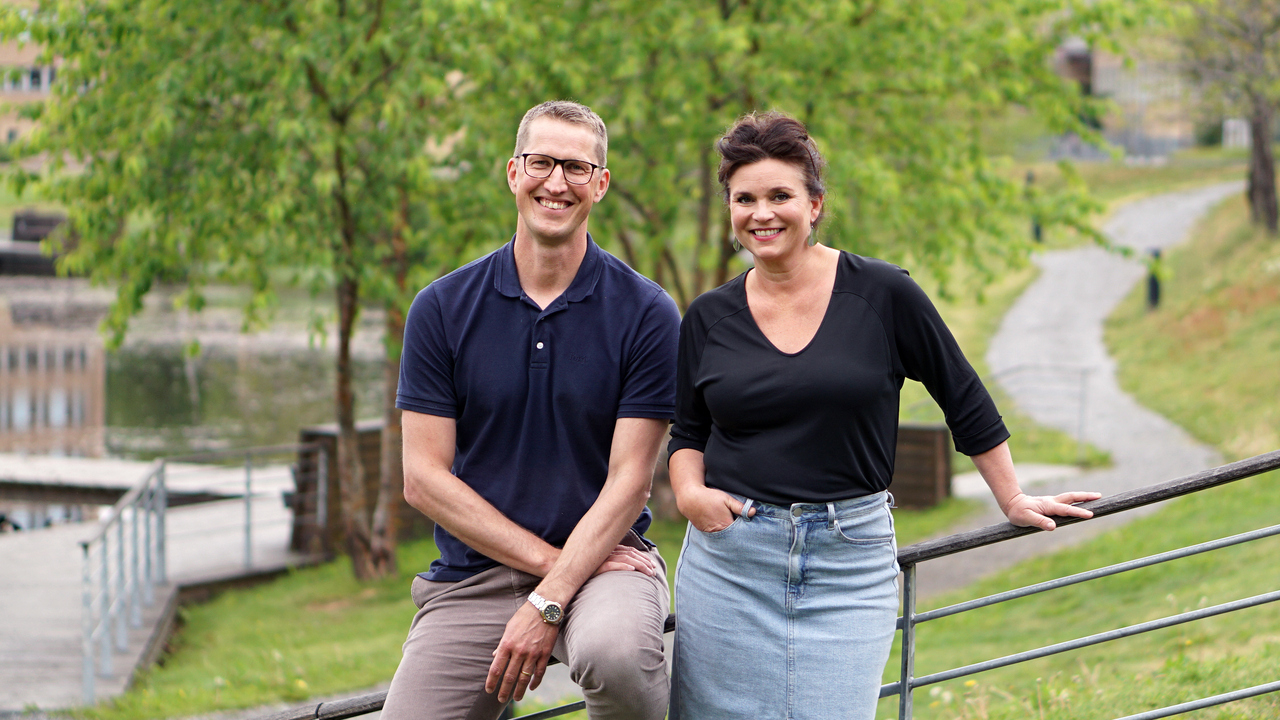 Rickard Lindberg och Annakarin Nyberg utanför Samhällsvetarhuset