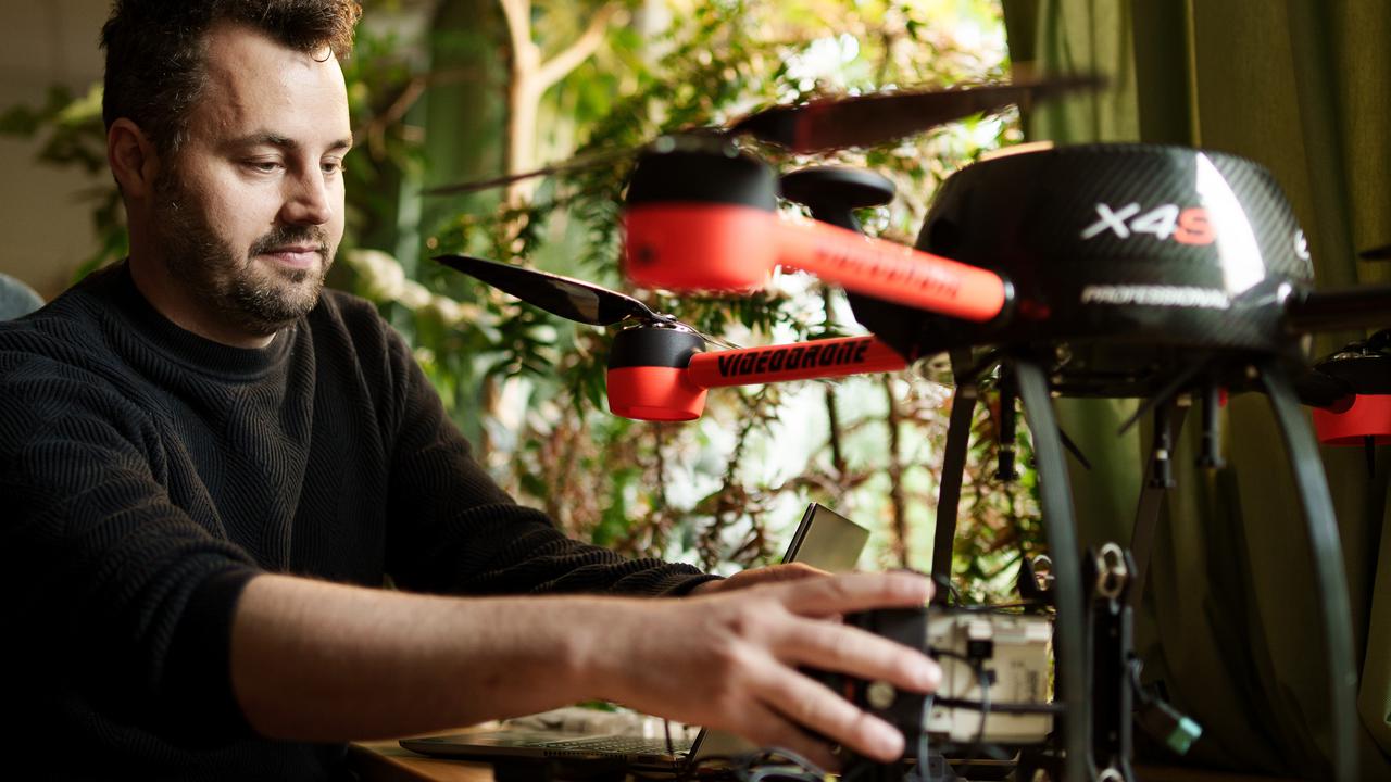 Matthias Siewert och en drönare.