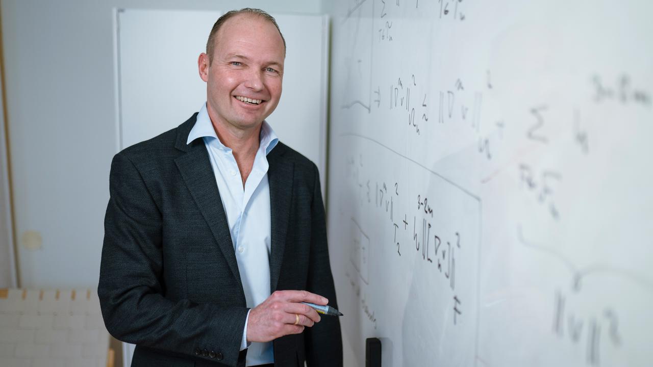 Mats G LarsonProfessor vid Institutionen för matematik och matematisk statistik