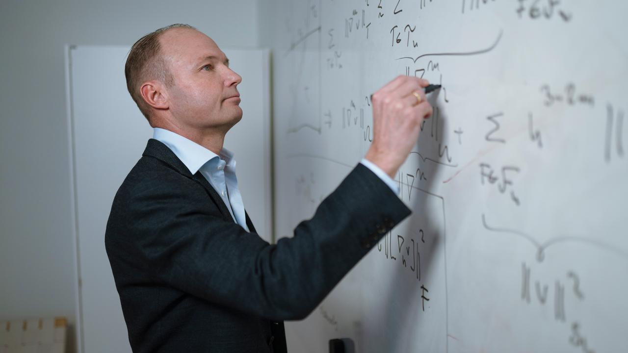 Mats G LarsonProfessor vid Institutionen för matematik och matematisk statistik