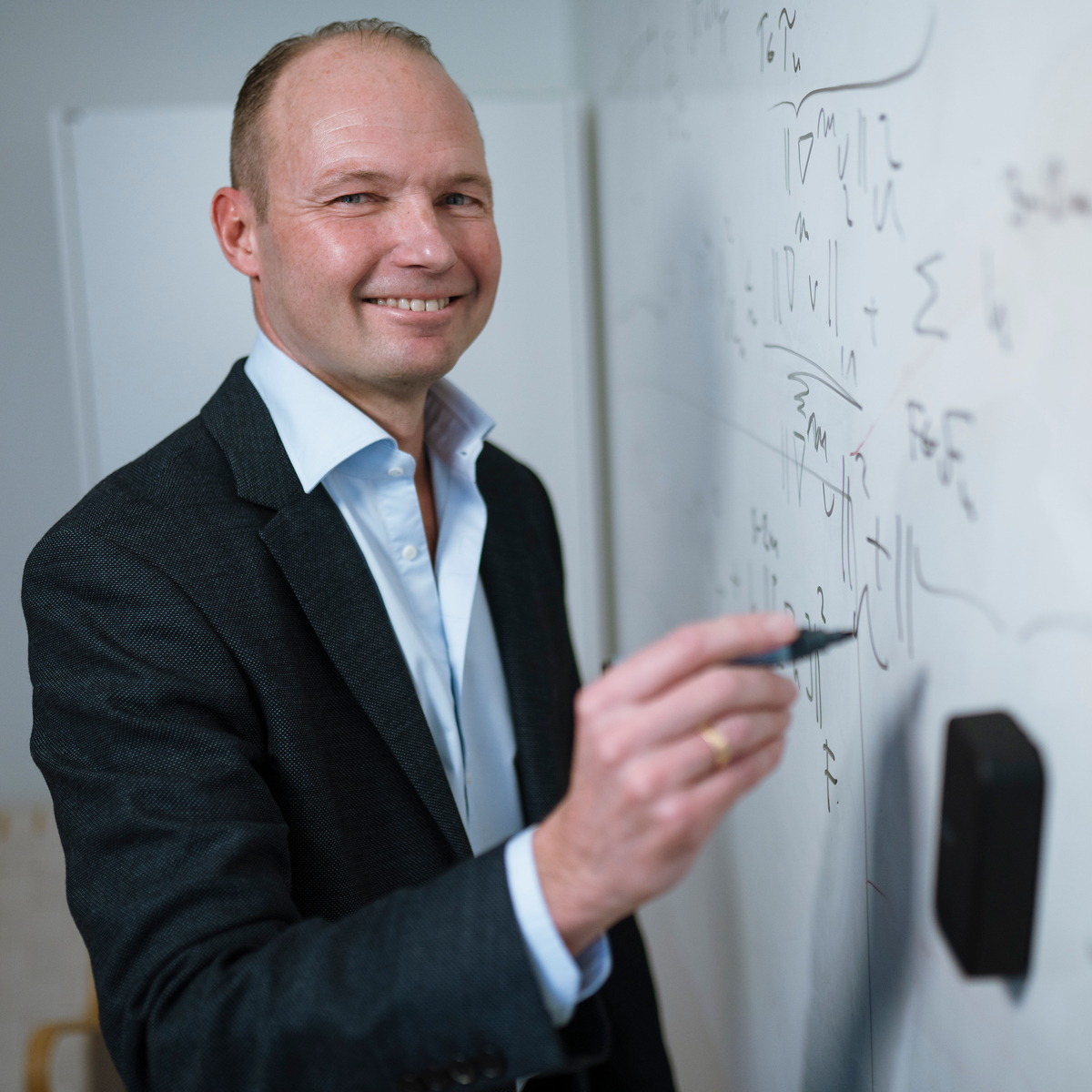 Mats G LarsonProfessor vid Institutionen för matematik och matematisk statistik