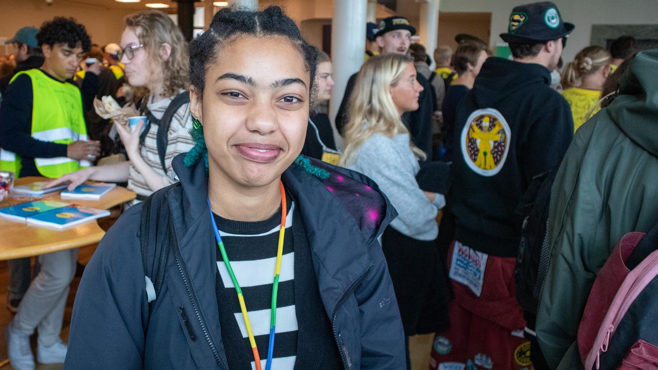 Bild på studenten VAmy McKay omgiven av minglande studenter.