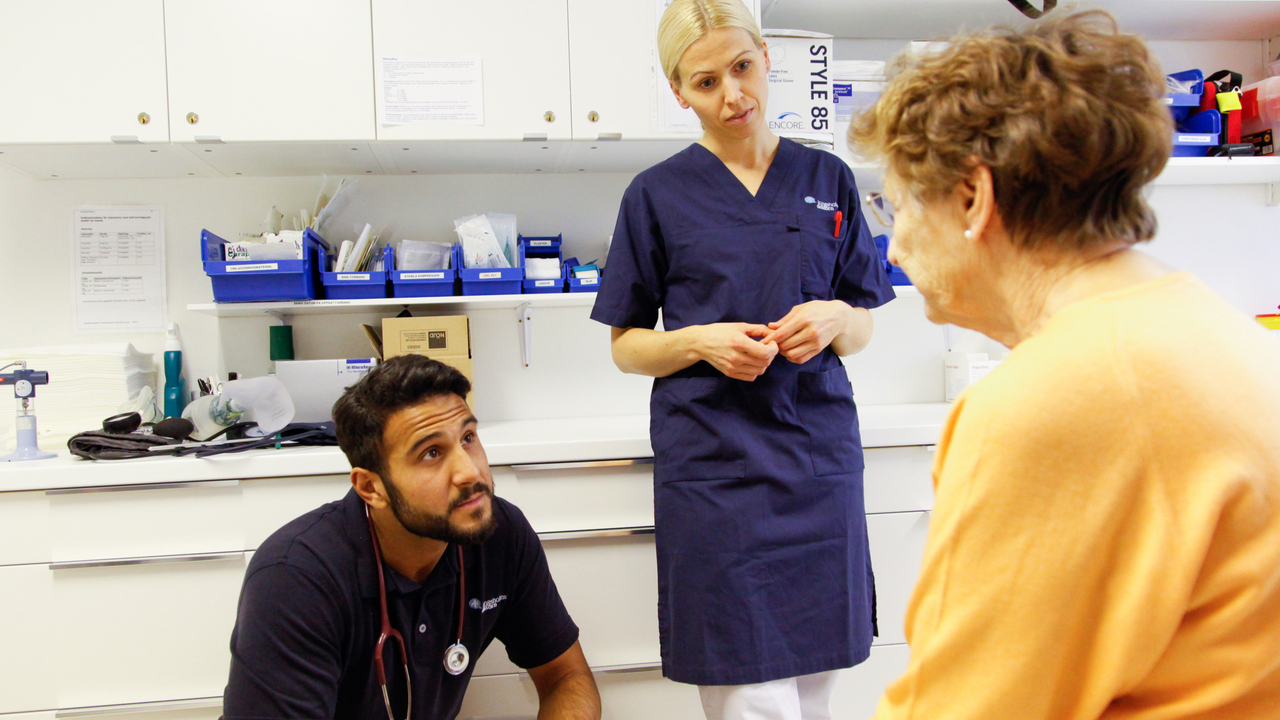 Bild på läkare som möter patient