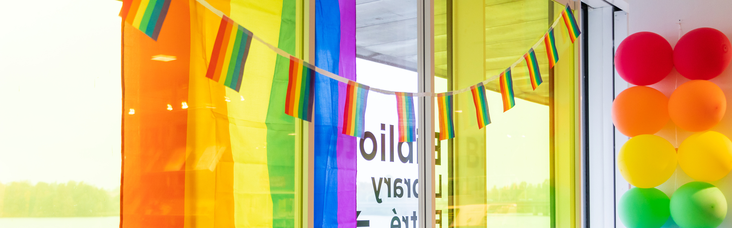 Färgglada flaggor och ballonger