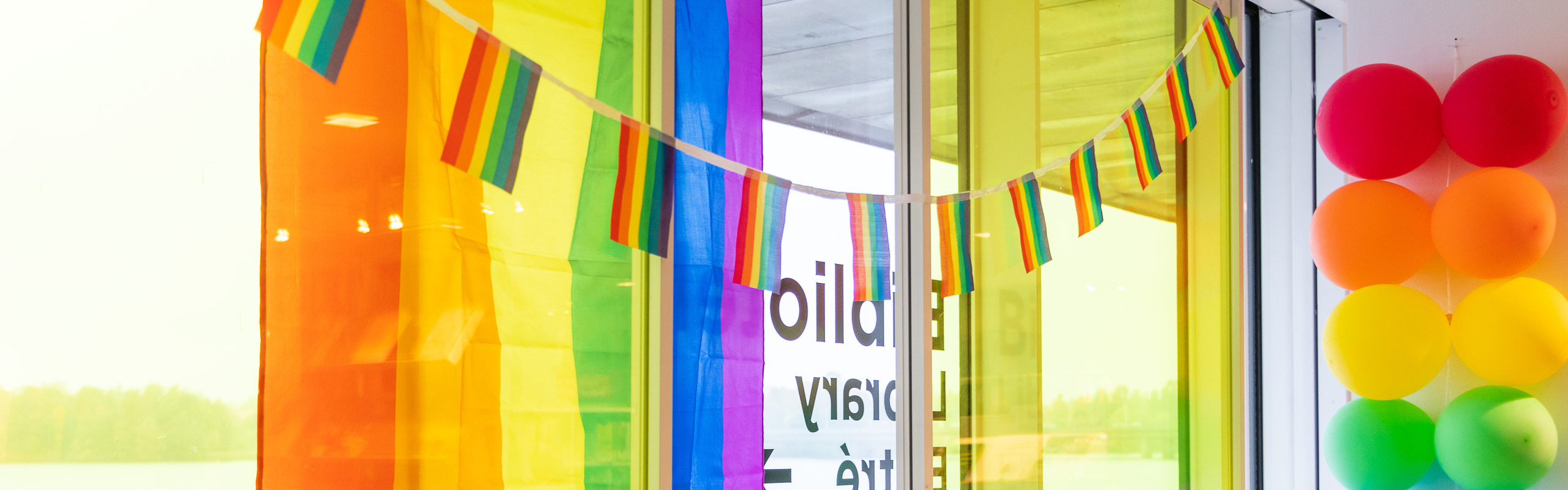 Färgglada flaggor och ballonger