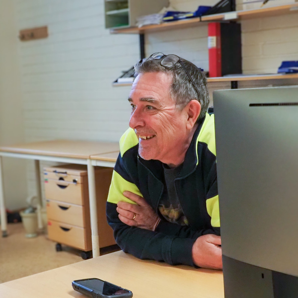 Boris Jonsson vid sitt skrivbord