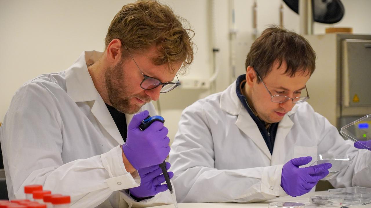 Två män i labbrockar.