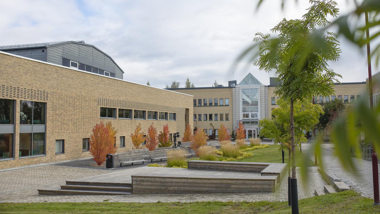 Humanisthuset och Beteendevetarhuset på hösten.