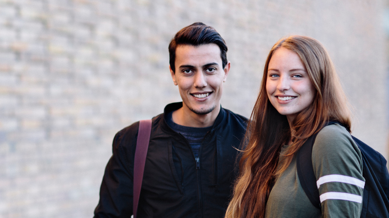 Bild på studenter på campus