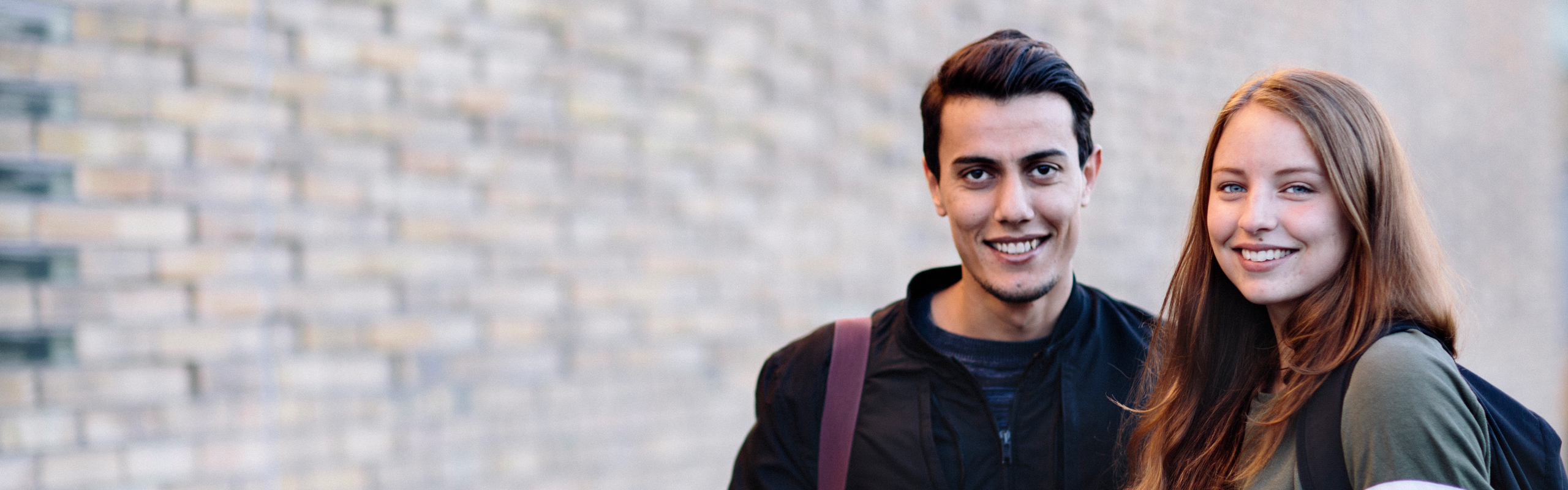 Bild på studenter på campus