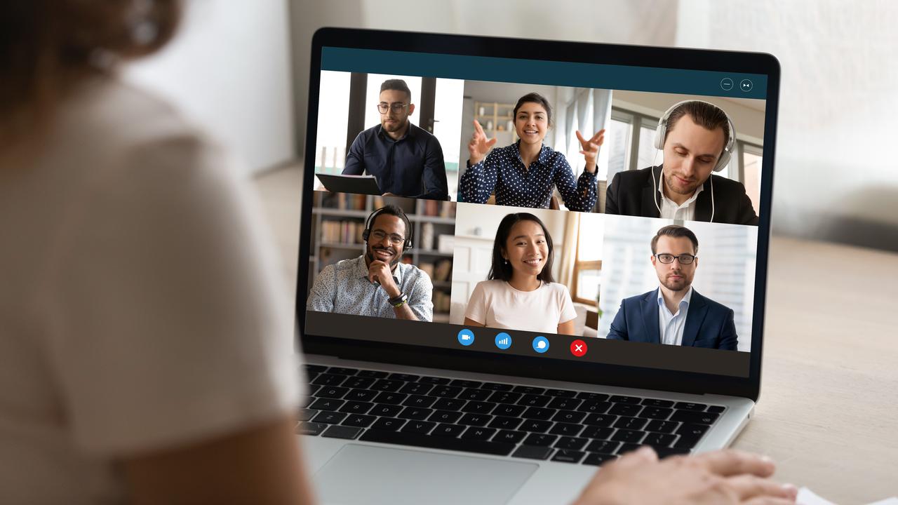 Kvinna som sitter i framför datorn i ett digitalt möte.