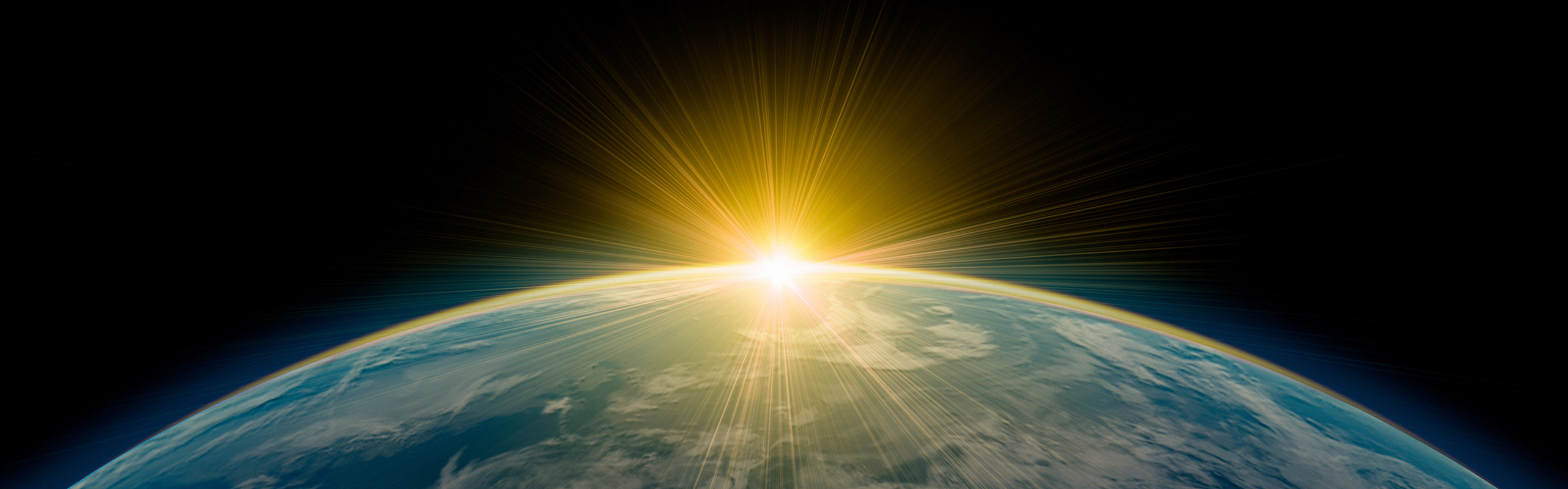 Del av jordklot med solen vid horisonten.