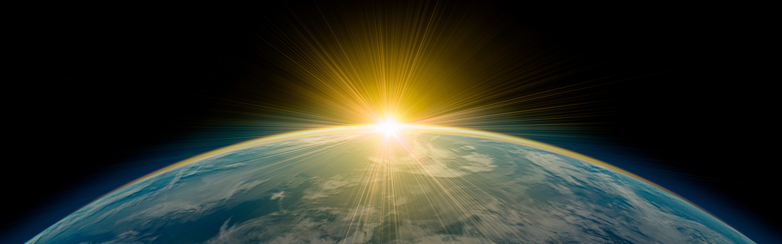 Del av jordklot med solen vid horisonten.