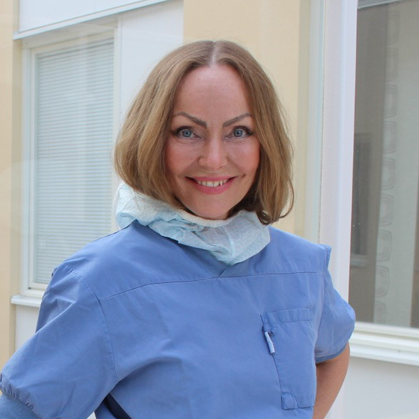 En leende Åsa Bromfalk, Institutionen för diagnostik och intervention, i en inglasad gång.