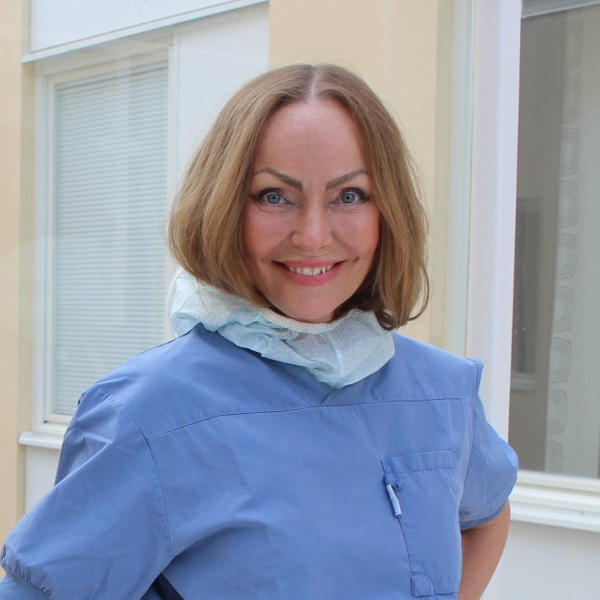 En leende Åsa Bromfalk, Institutionen för diagnostik och intervention, i en inglasad gång.