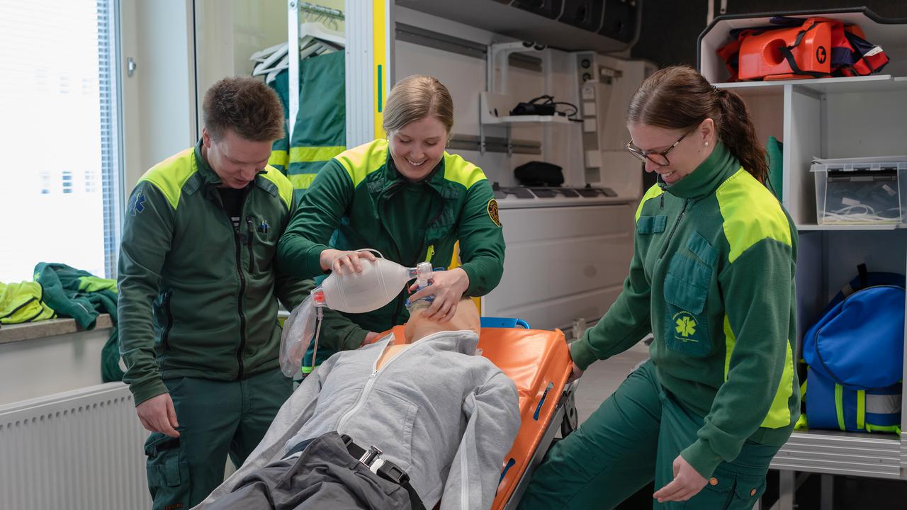 Tre studenter övar på en docka.